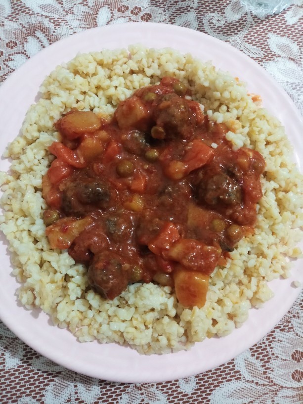 Misket köfteli bezelye yemeği ile sade bulgur pilavı yaptım. Nasıl görünüyor?