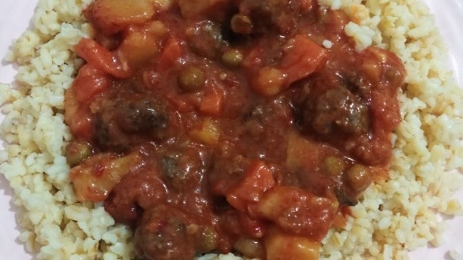 Misket köfteli bezelye yemeği ile sade bulgur pilavı yaptım. Nasıl görünüyor?