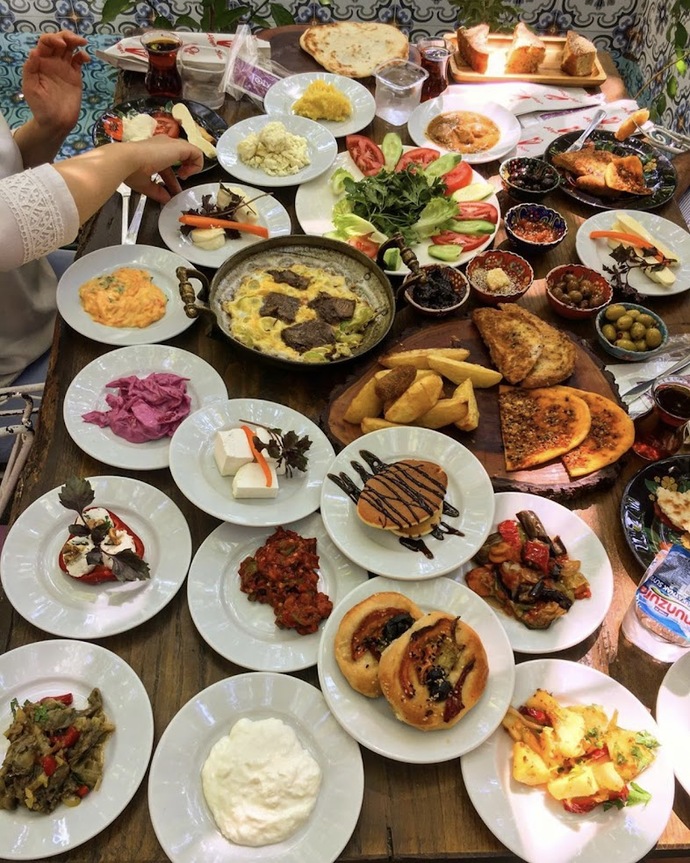Bitanecik kocam ben ve annemi kahvaltıya getirdi. Serpme kahvaltı sever misiniz?