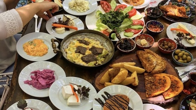 Bitanecik kocam ben ve annemi kahvaltıya getirdi. Serpme kahvaltı sever misiniz?