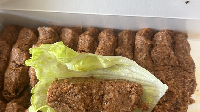 Çiğ köfteyi dürüm olarak mı yersiniz, porsiyon olarak mı?