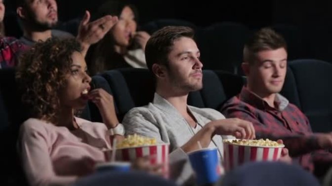 Merakla beklediğiniz bir film vizyona girse arkadaşınızla mı giderdiniz yoksa sevgilinizle mi?