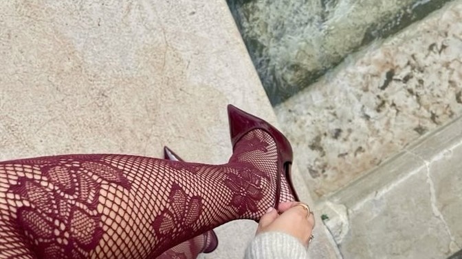 Dantel detaylı çoraplar feminenliği arttırıcı bir giyim ürünü müdür?