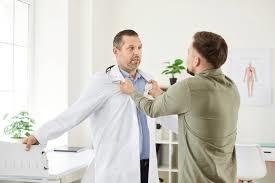 Milletvekili, hizmetler aksadığında sağlıkçıların gırtlağına yapışılmasını tavsiye etti! Hiç doktorla kavga ettiğiniz oldu mu?