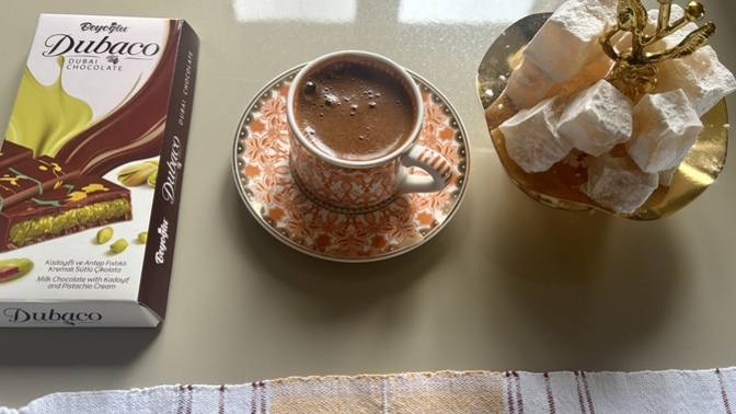 Türk kahvesiyle ☕️ lokum mu? Dubai çikolatası mı?