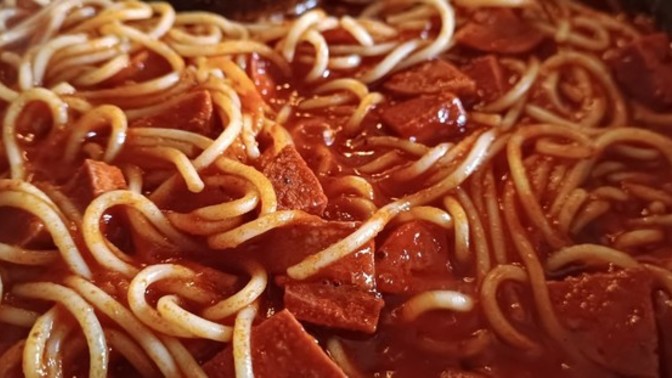 Sucuklu spagetti seven bir tek ben miyim?
