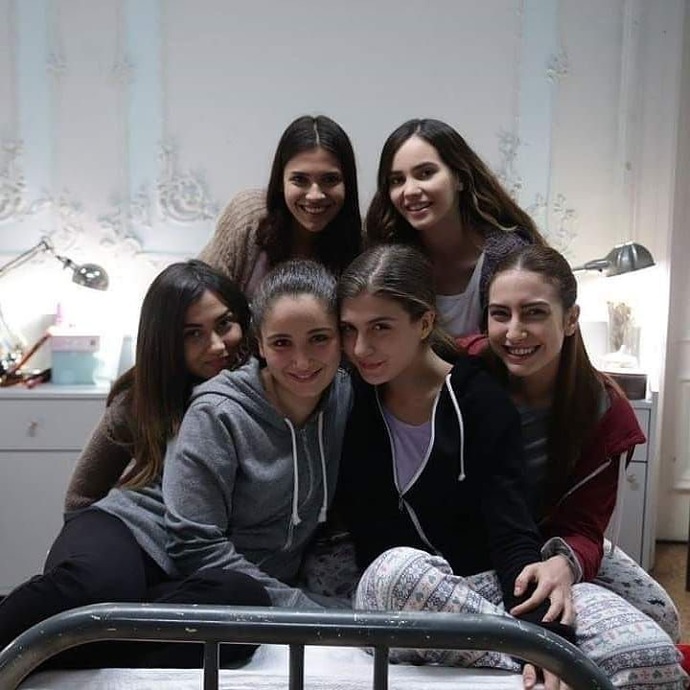 Kırgın çiçekler dizisini seven varmı🌸?