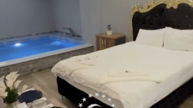 Zengin ve evli adamla gideceksin şuraya?