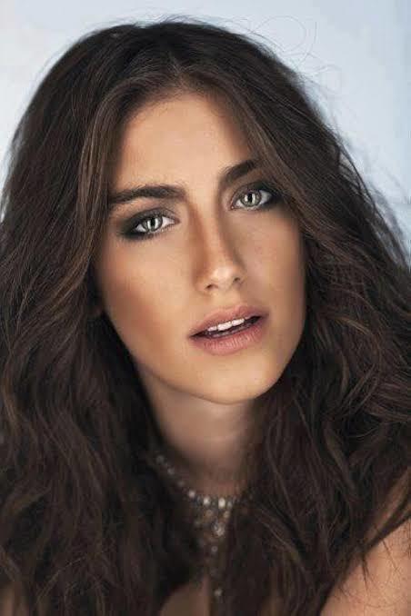 Hazal Kaya sizce güzel mi?