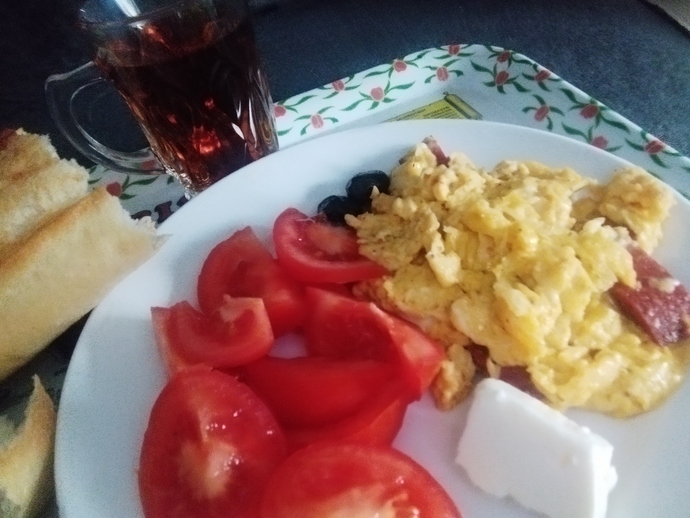 Kahvaltı etmeyi sever misiniz. Kahvaltıda ne yersiniz genellikle?