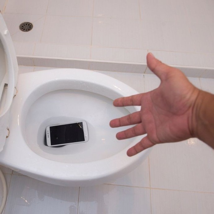 Elinizdeki telefon tuvalet deliğine düşse elinizi sokup alır mısınız?