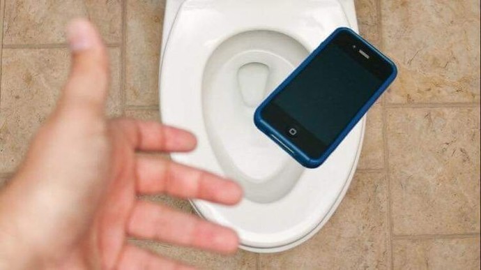 Elinizdeki telefon tuvalet deliğine düşse elinizi sokup alır mısınız?