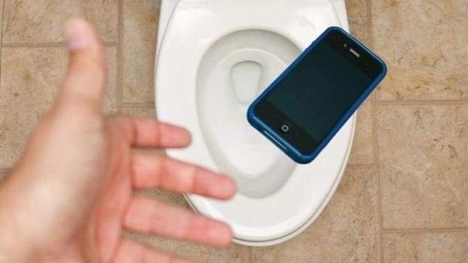 Elinizdeki telefon tuvalet deliğine düşse elinizi sokup alır mısınız?