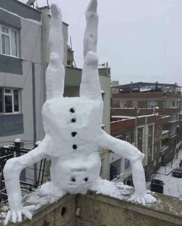 Yaşça büyük kişilerin kardan adam yapması çocukluk mu?