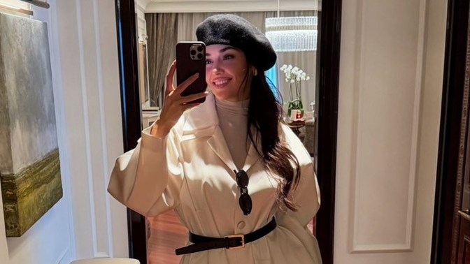 Hande Erçel'in gala pozlarına beğeni yağdı! Sence bu tarzı iddalı mı olmuş?