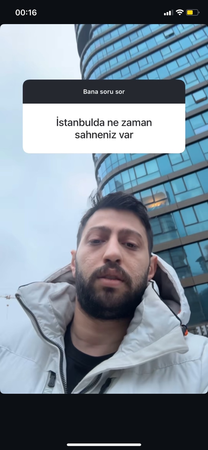 Ünlü şarkıcı ile bir?