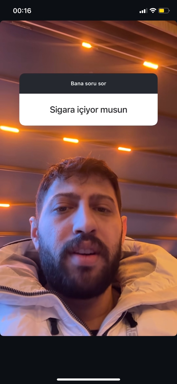 Ünlü şarkıcı ile bir?