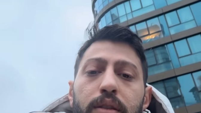 Ünlü şarkıcı ile bir?