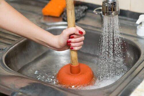 Lavabo giderindeki tıkanıklığı doğal yollarla, nasıl açarsın?