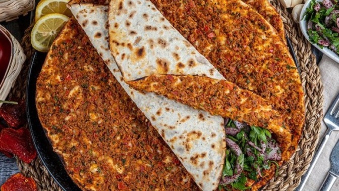 Lahmacunun yanına ayran mı kola mı içersiniz?