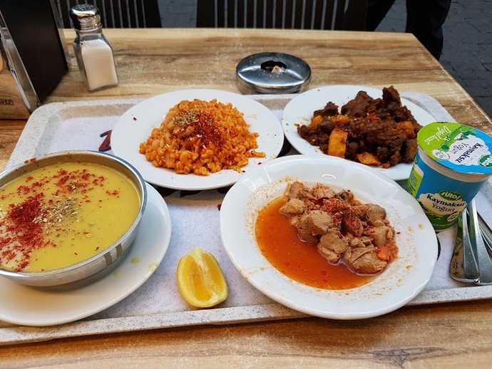 3 çeşit yemek, çorba + içeceğe toplam 150 TL ödedim. Sizce fiyatı uygun mu?