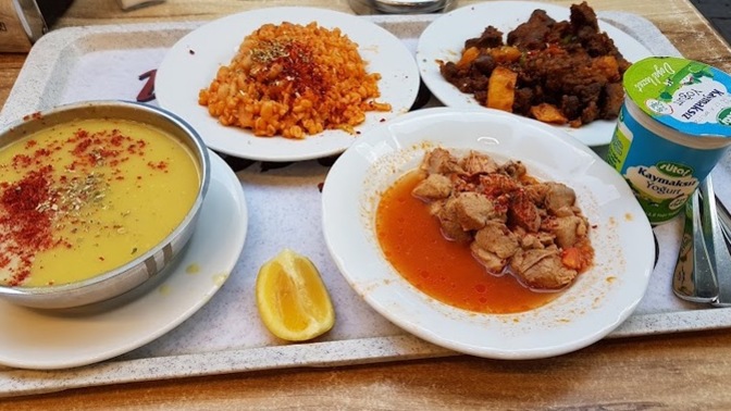 3 çeşit yemek, çorba + içeceğe toplam 150 TL ödedim. Sizce fiyatı uygun mu?