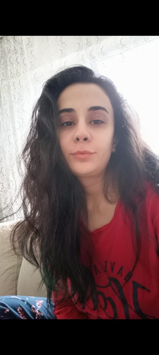 Düz saç mı yakışmış, yoksa doğal hali mi?