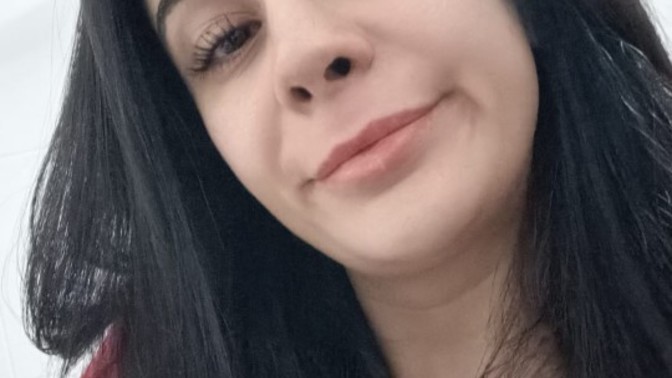 Düz saç mı yakışmış, yoksa doğal hali mi?