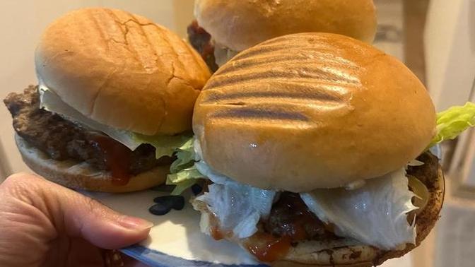 Anneler isterse yapar, anne yapımı hamburger yaptım. Nasıl görünüyor?