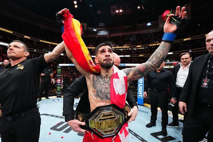 UFC Tüy siklet şampiyonu İllia Topuria