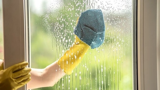 Cam silerken dışarıdan biriyle göz göze gelince ne yapıyorsun, devam mı kaçış mı?