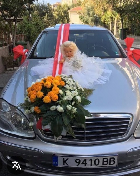 Gelin arabalarında çiçek, kalp süslemeleri mi yoksa oyuncak bebek mi koyulmalı?