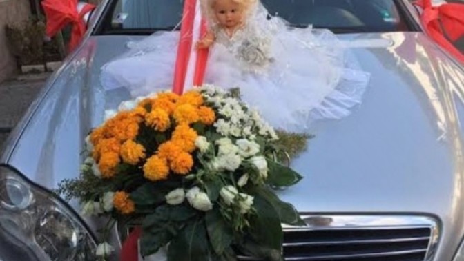 Gelin arabalarında çiçek, kalp süslemeleri mi yoksa oyuncak bebek mi koyulmalı?