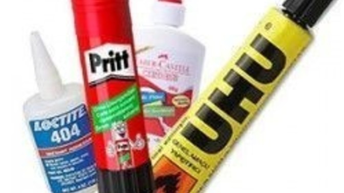Koltuktaki sıvı yapıştırıcı lekesi nasıl çıkar?