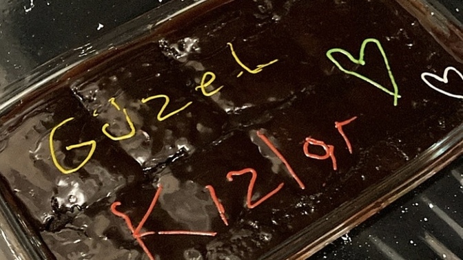 Güzel kızlara özel tatlı yaptım. Tatlımdan kimler yemek ister 🤔?