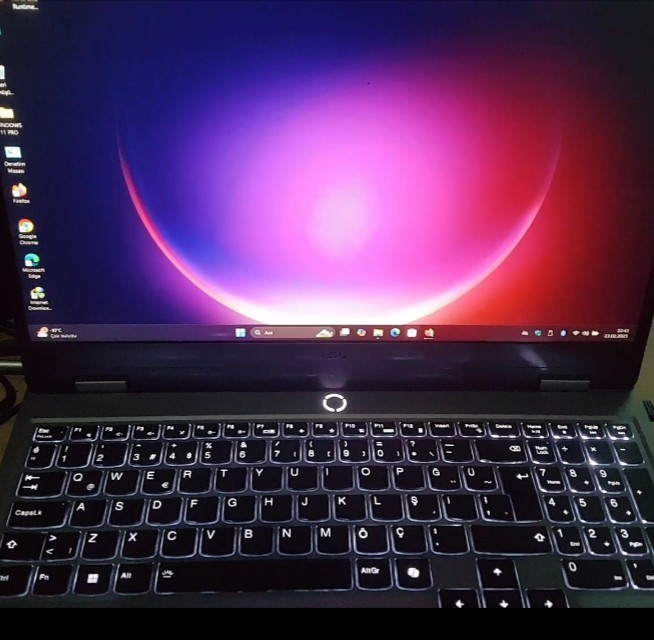 Sıfır LENOVO LOQ laptop aldım Windows kurdum sürekli donuyor cihaz sebebini bilen var mı?