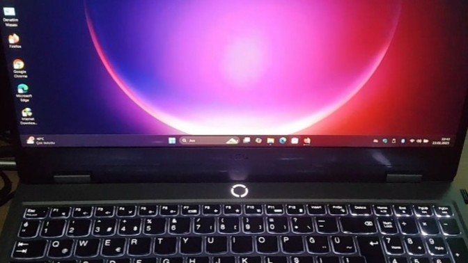 Sıfır LENOVO LOQ laptop aldım Windows kurdum sürekli donuyor cihaz sebebini bilen var mı?