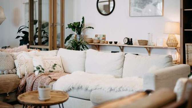 Evi fazla eşya dolu hissettirmeden nasıl sıcak ve dolu gösterebilirim?