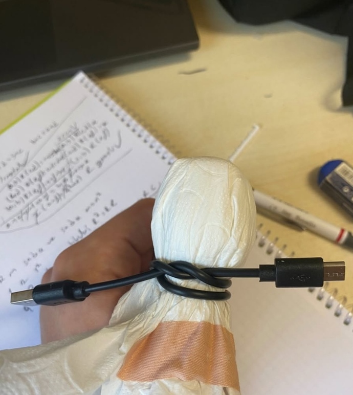 İşteyim parmağımı kestim şimdilik böyle sardım eve gidene kadar sizce idare eder mi?