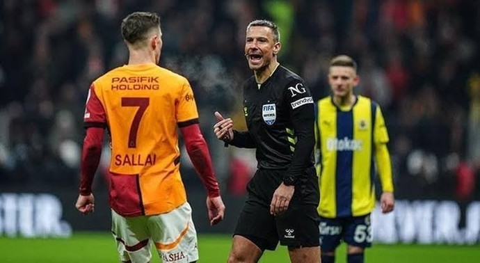 Galatasaray-Fenerbahçe derbisinin Sloven hakemi Slavko Vincicin performansını nasıl buldunuz?