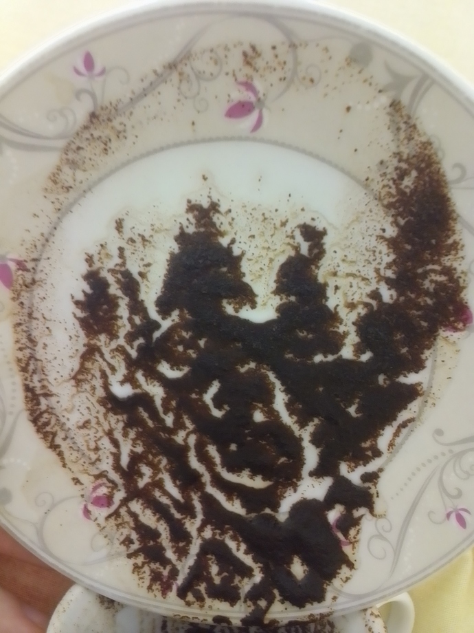 Falıma bakar mısınız beni seviyor mu başkaları var mı onunla olucak mi?