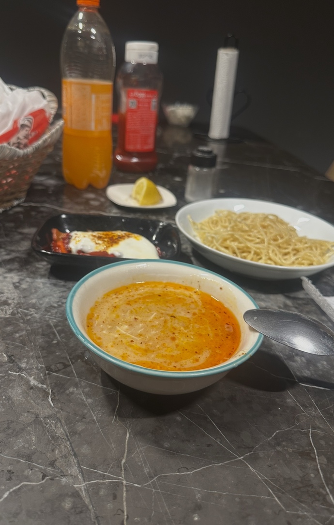 Bol acılı hafif limonlu tavuk suyu çorbası sever misiniz?