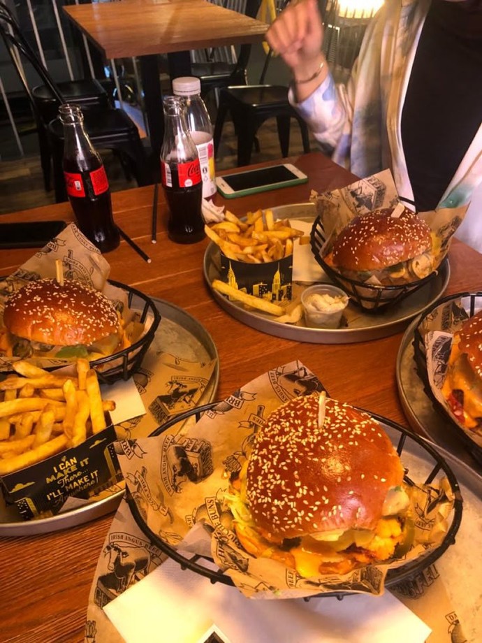 Hamburgeri ketçapsız ve mayonez olmadan yiyen var mı sizce olur mu?