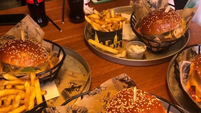 Hamburgeri ketçapsız ve mayonez olmadan yiyen var mı sizce olur mu?