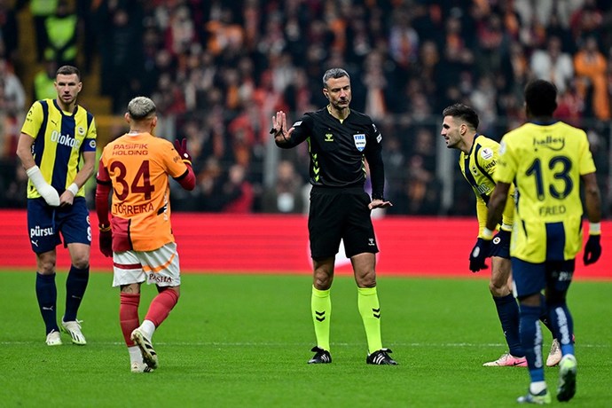 Uyku problemi için Galatasaray - Fenerbahçe derbilerinin tekrarını izlesek çözüm olur mu?