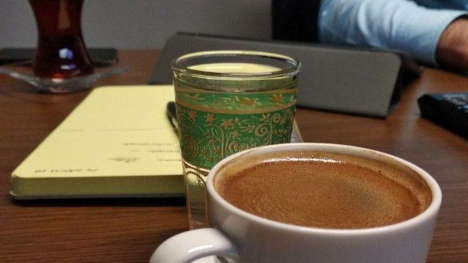 Kahve mi daha sohbeti koyulaştırır, yoksa çay mı?