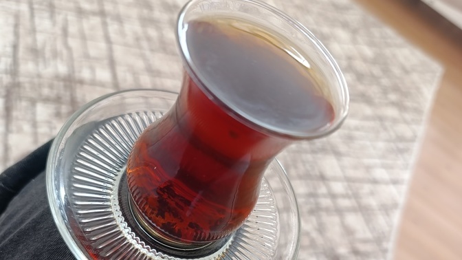 Kahve içmediğim için başım ağrıyor, çay içsem geçer mi?