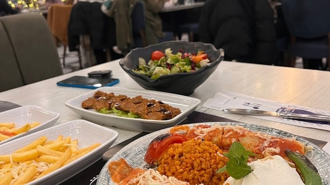 Bugün ilk maaşımla kendimi yemeğe çıkardım. Siz en son dışarıda kiminle oturdunuz?