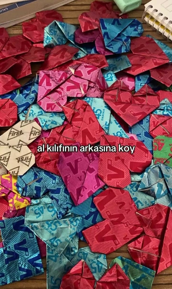 Kızlar 👭 küçük şeylerle mutlu olamaz. 😠 sizce olamaz mıyız?