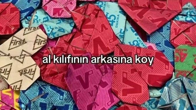 Kızlar 👭 küçük şeylerle mutlu olamaz. 😠 sizce olamaz mıyız?